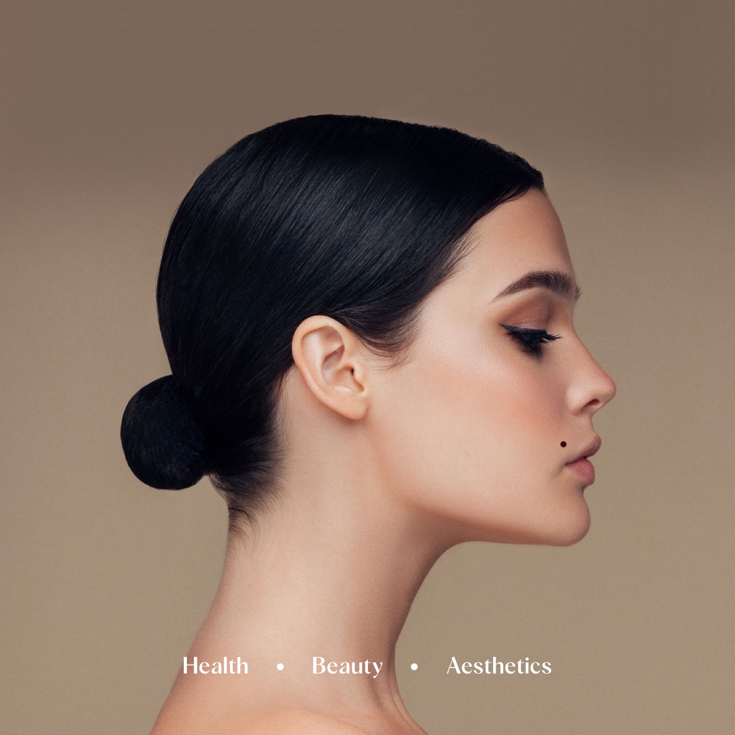 A keyvisuals of med and skin – Young white woman in profile view