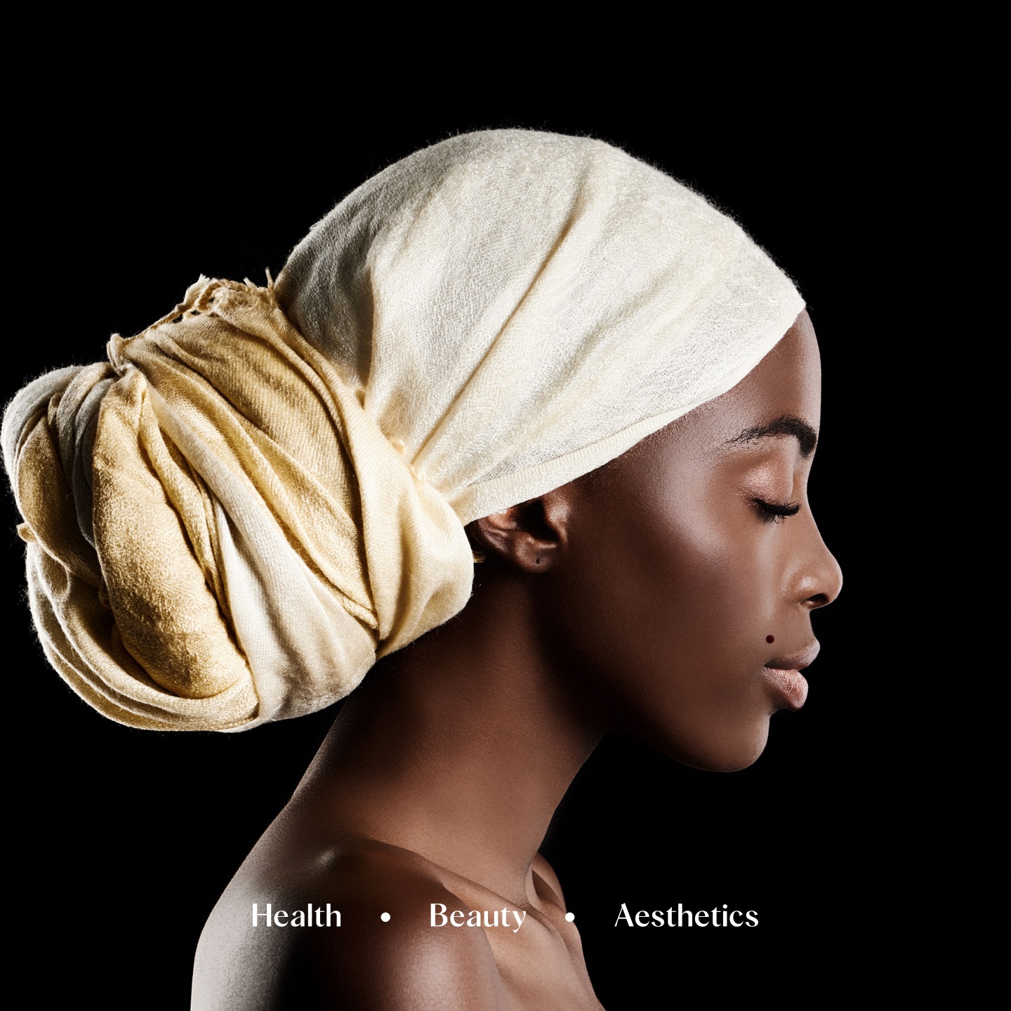 A keyvisuals of med and skin – Young black woman in profile view